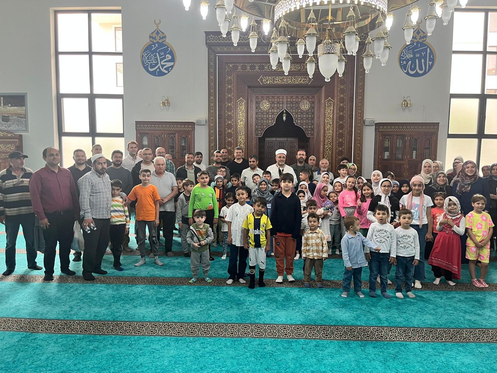 Afyonkarahisar’daki Muazzez Karamanoğlu Camii’nde düzenlenen “Cami-Çocuk Buluşması” programında, minik yürekler