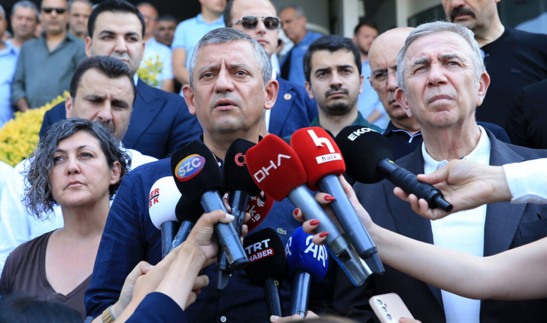 CHP Genel Başkanı Özgür Özel, Manisa Büyükşehir Belediye Başkanı Ferdi