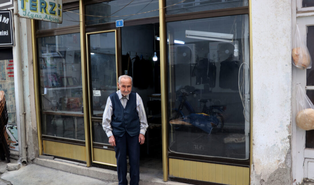 Kütahya’nın Simav ilçesinde yaşayan terzi İlyas Aksoy, amcasından öğrendiği mesleği
