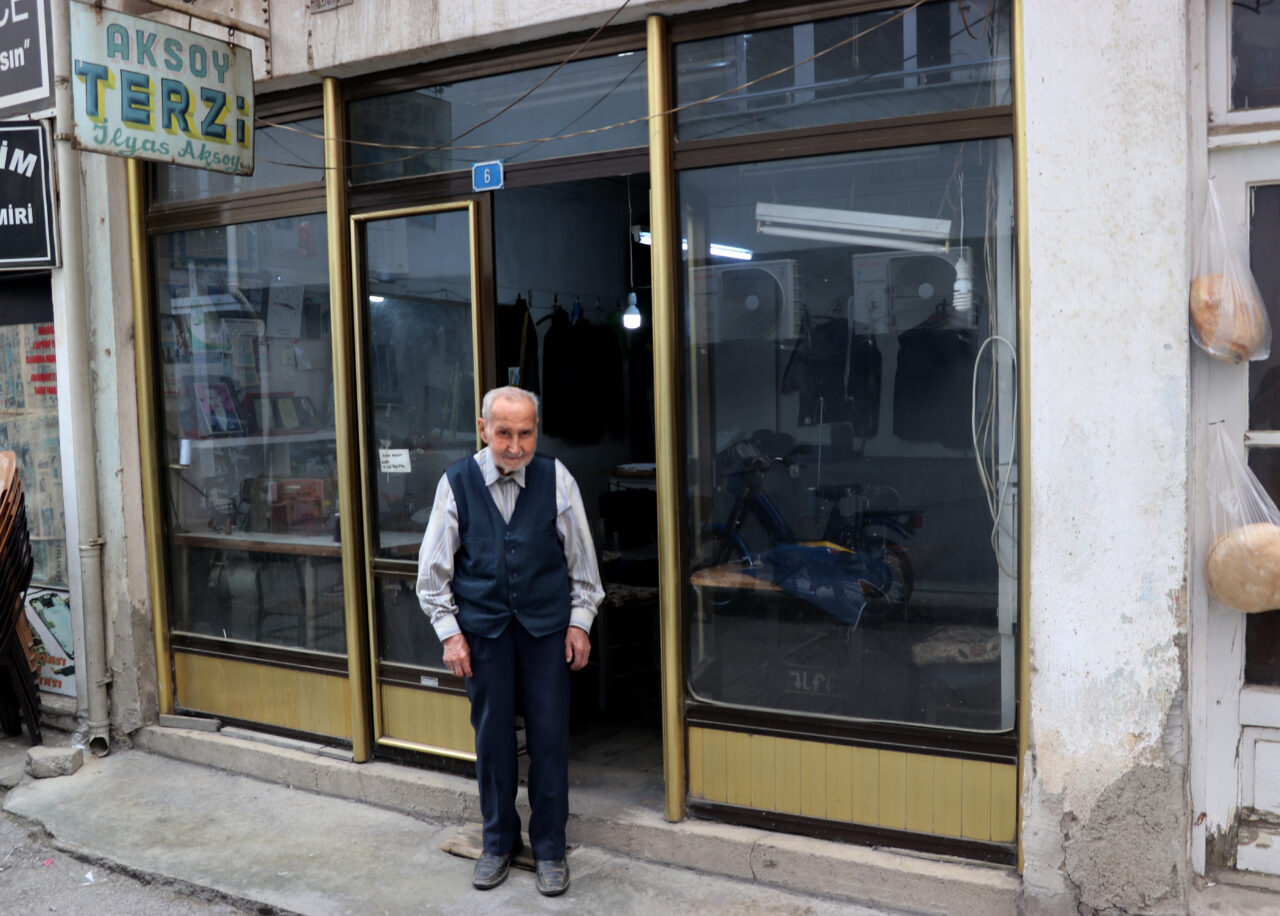 Kütahya’nın Simav ilçesinde yaşayan terzi İlyas Aksoy, amcasından öğrendiği mesleği