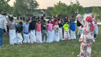 Bilecik’te ilkokul öğrencileri, öğretim yılının son günü öncesinde aileleriyle birlikte