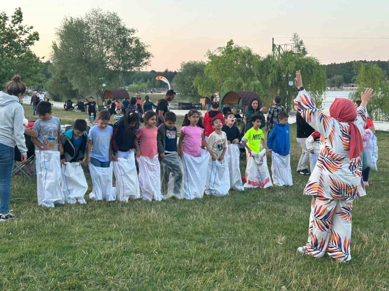Bilecik’te ilkokul öğrencileri, öğretim yılının son günü öncesinde aileleriyle birlikte