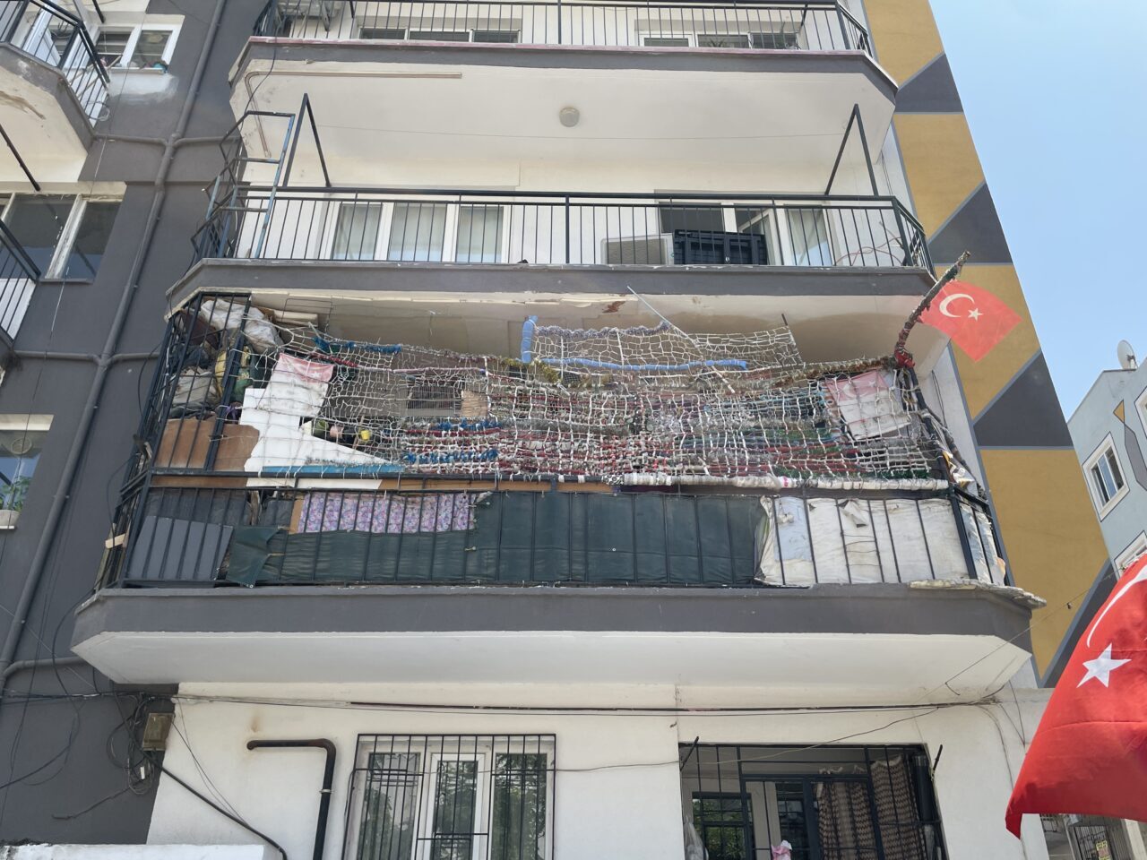 Aydın’ın Efeler ilçesinde temizlenen bir evden 4 kamyon çöp çıktı,