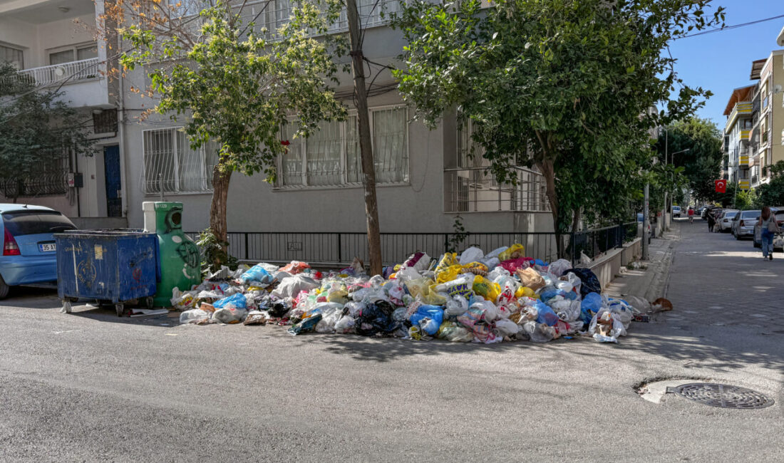 İzmir'in Buca ilçesinde belediye işçilerinin grevi nedeniyle biriken çöp yığınları
