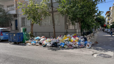 İzmir'in Buca ilçesinde belediye işçilerinin grevi nedeniyle biriken çöp yığınları
