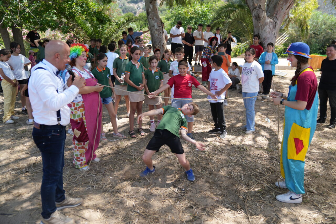 Muğla'nın Fethiye ilçesinde deniz dibi ve kumsal temizliği yapıldı.