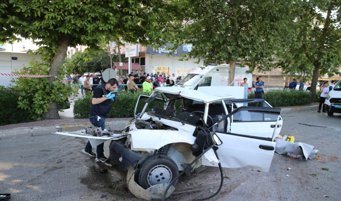 Denizli’nin Pamukkale ilçesinde otomobilin ağaca çarpması sonucu 1 kişi öldü,