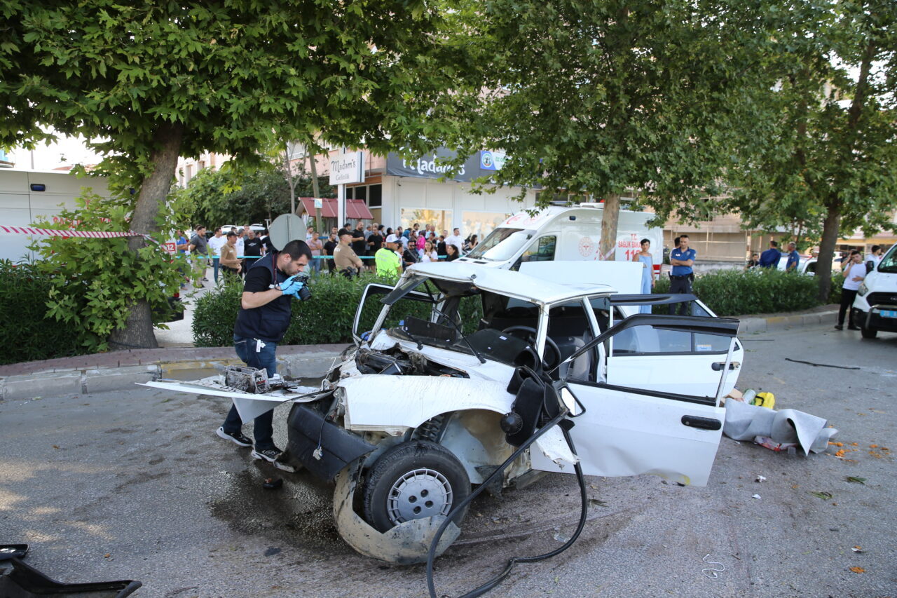 Denizli’nin Pamukkale ilçesinde otomobilin ağaca çarpması sonucu 1 kişi öldü,