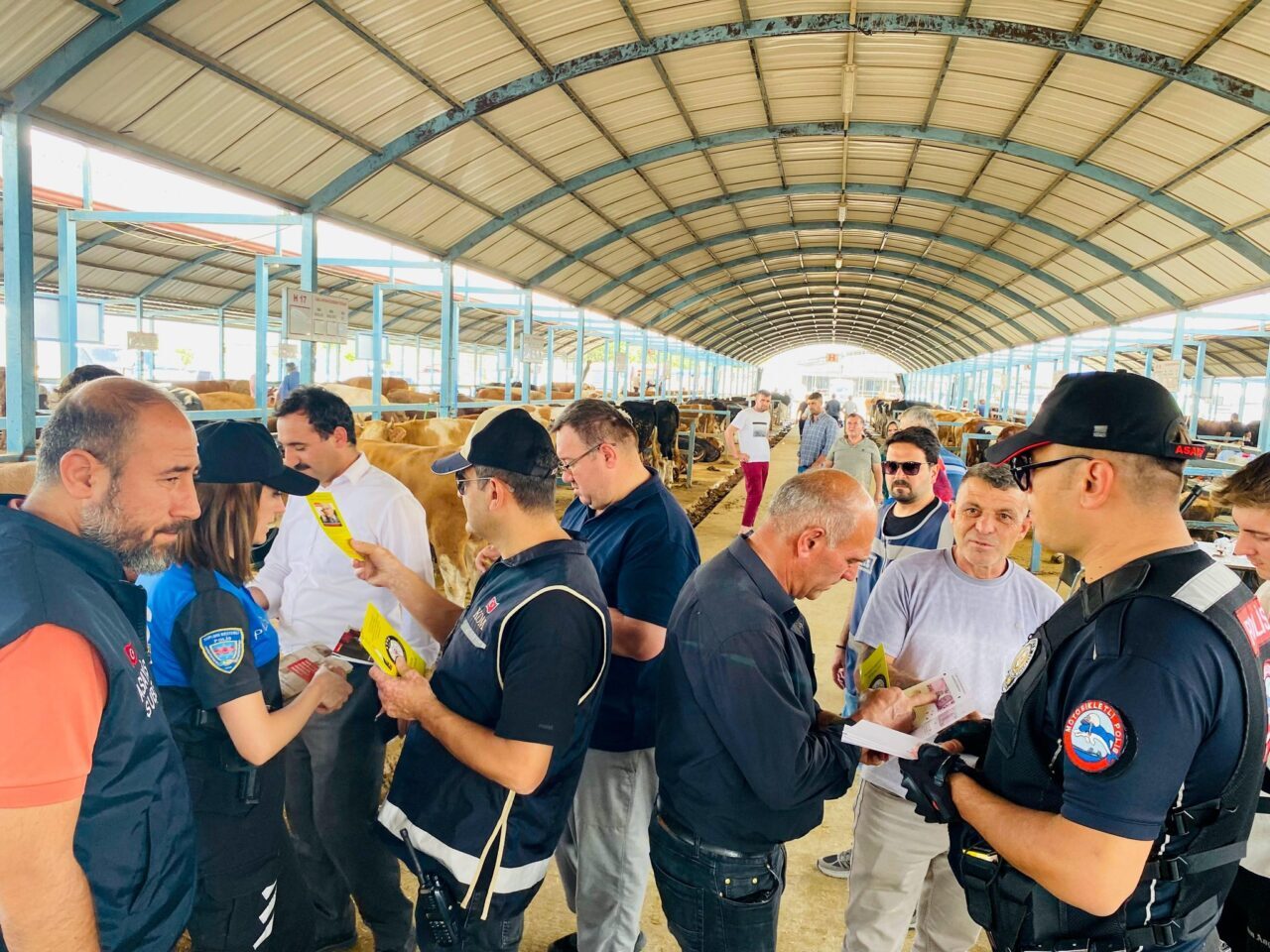 Denizli İl Emniyet Müdürlüğü ekipleri, kurban pazarında dolandırıcılık, sahte para