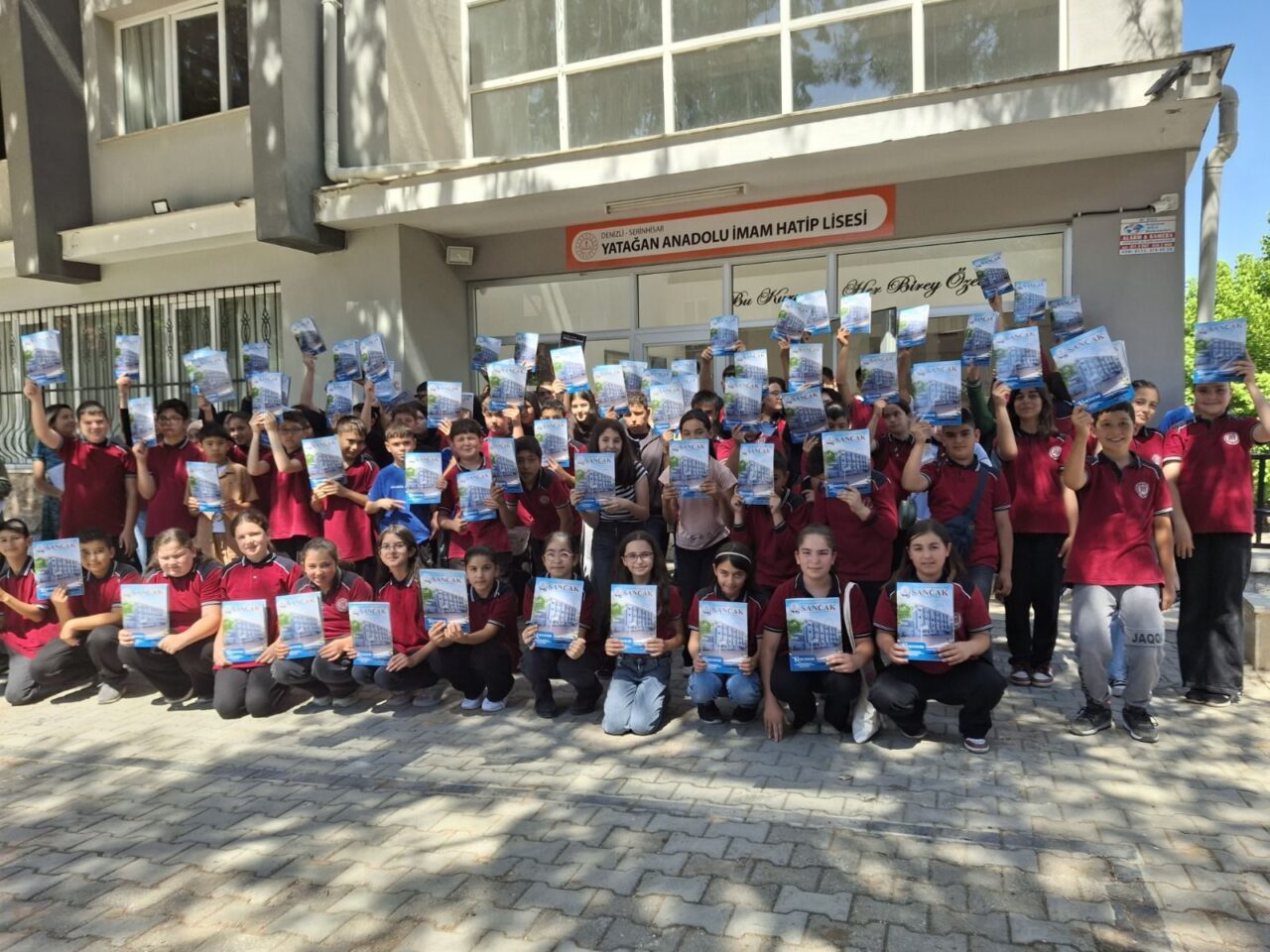  Denizli'nin Serinhisar ilçesinde öğrenci ve öğretmenlerin hazırladığı Sancak isimli dergi