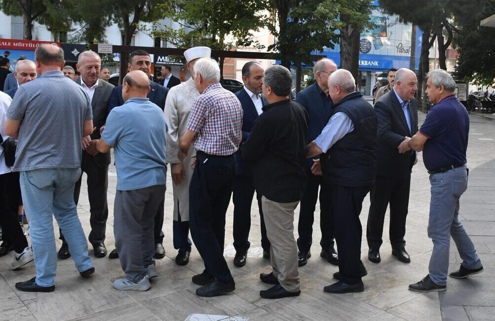 Denizli Valisi Ömer Faruk Coşkun, Kurban Bayramı namazı sonrası vatandaşlarla