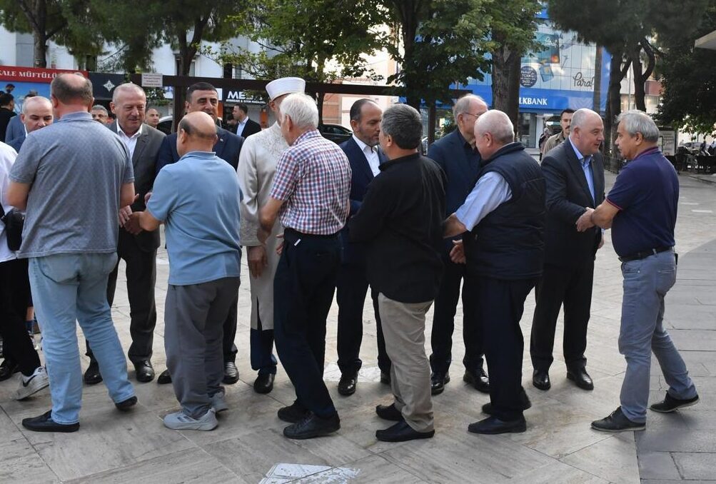 Denizli Valisi Ömer Faruk Coşkun, Kurban Bayramı namazı sonrası vatandaşlarla