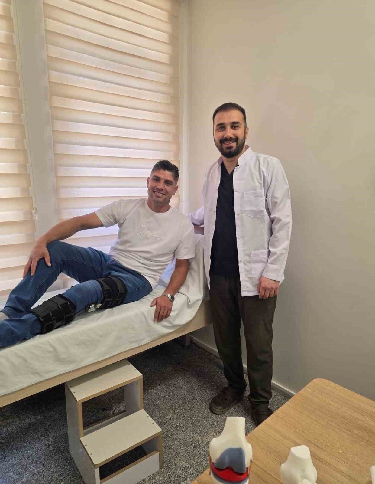 Afyonkarahisar Sandıklı Devlet Hastanesi’nde gerçekleştirilen ön çapraz bağ ameliyatı, uygulanan