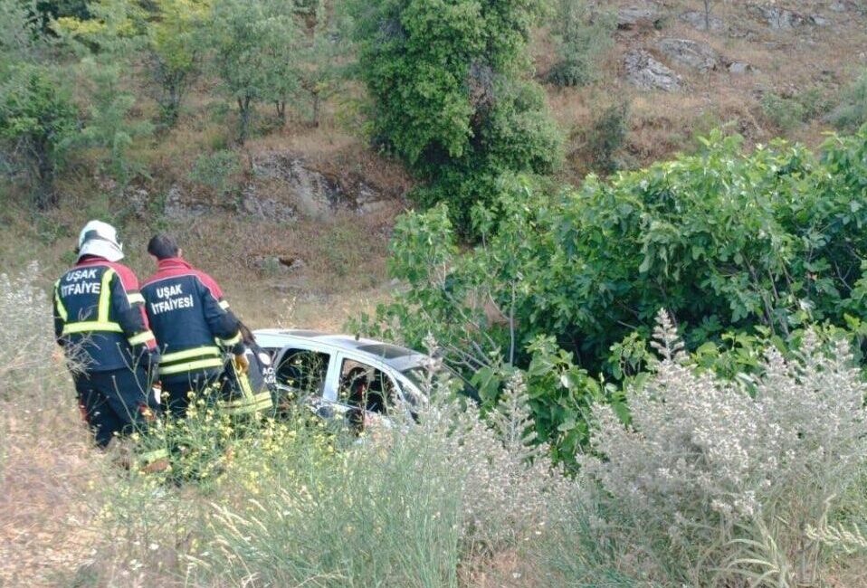 Uşak'ta otomobilin devrilmesi sonucu 4 kişi yaralandı.