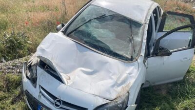 Uşak'ın Sivaslı ilçesinde otomobilin devrilmesi sonucu 4 kişi yaralandı.