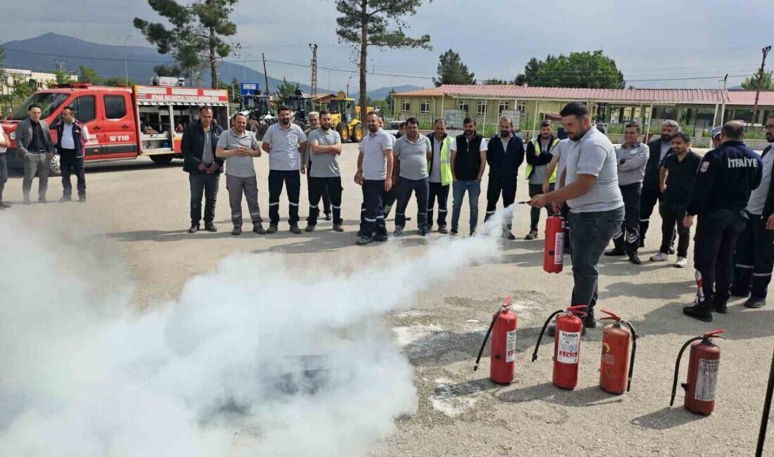 Afyonkarahisar Dinar İlçe Özel İdaresi ekiplerine yangın eğitimi verildi.