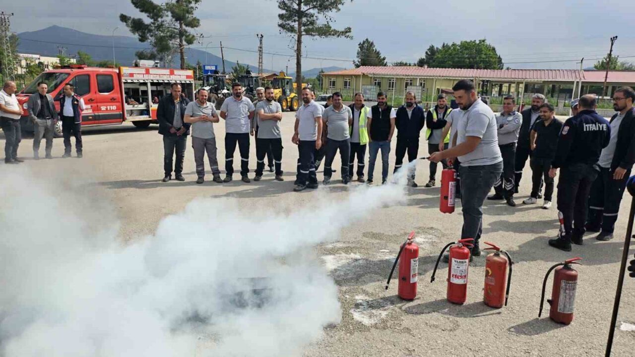 Afyonkarahisar Dinar İlçe Özel İdaresi ekiplerine yangın eğitimi verildi.