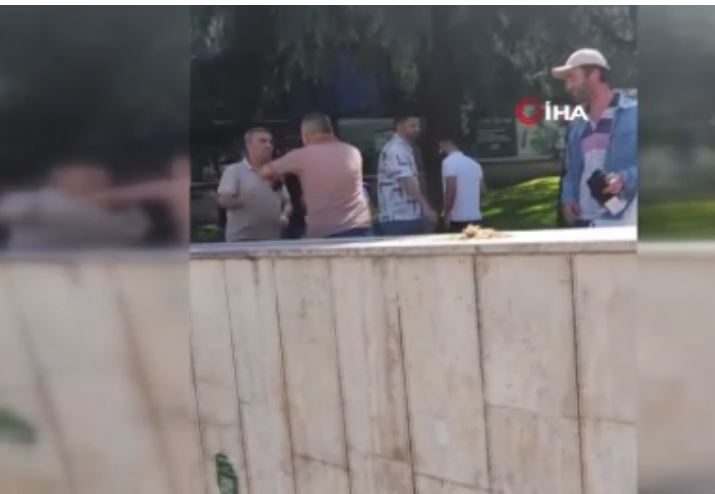 Bursa’da iki kişi arasında çıkan kavgada yumruklar havada uçuştu.