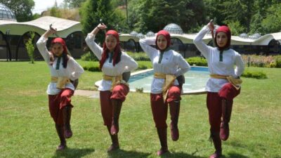 Yaşları 12 ile 20 arasında değişen kızlardan oluşan Kılıç Kalkan