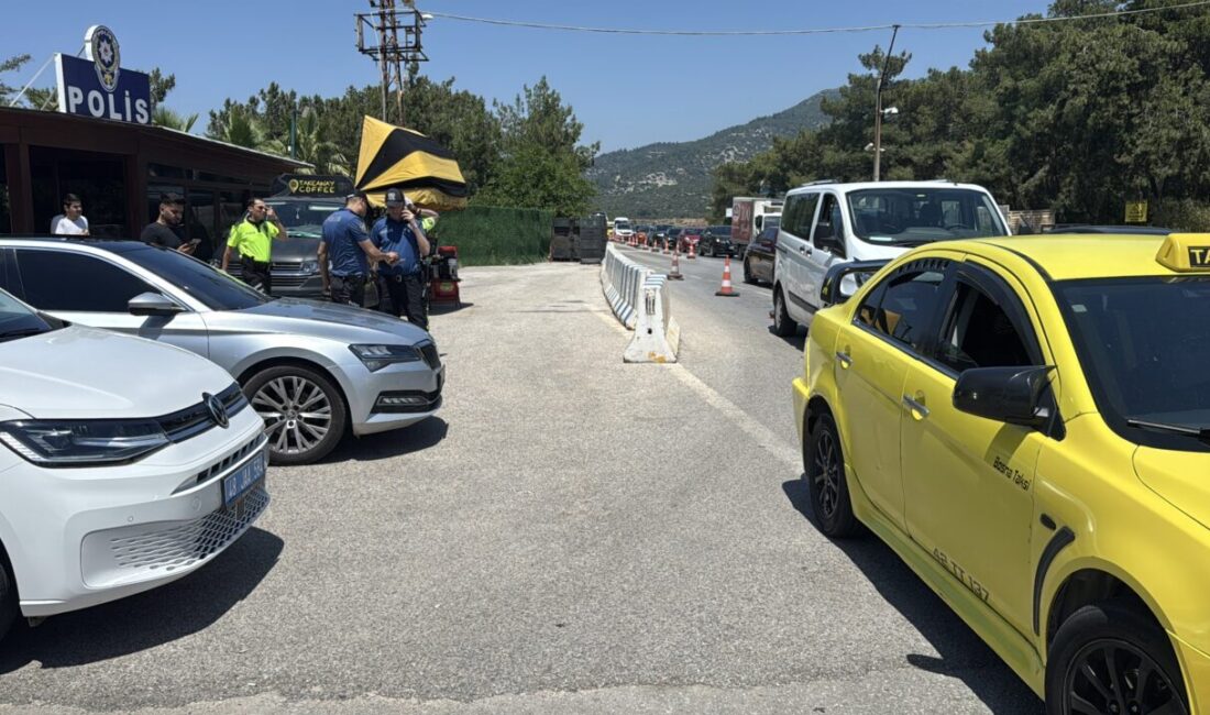 Muğla'nın Bodrum ilçesinde, durdurulan takside 5 düzensiz göçmen yakalandı.
İlçe Emniyet