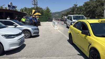 Muğla'nın Bodrum ilçesinde, durdurulan takside 5 düzensiz göçmen yakalandı.
İlçe Emniyet