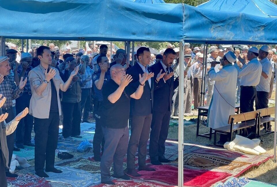 Afyonkarahisar’ın Sinanpaşa ilçesine bağlı Düzağaç beldesinde vatandaşların katılımıyla yağmur duası