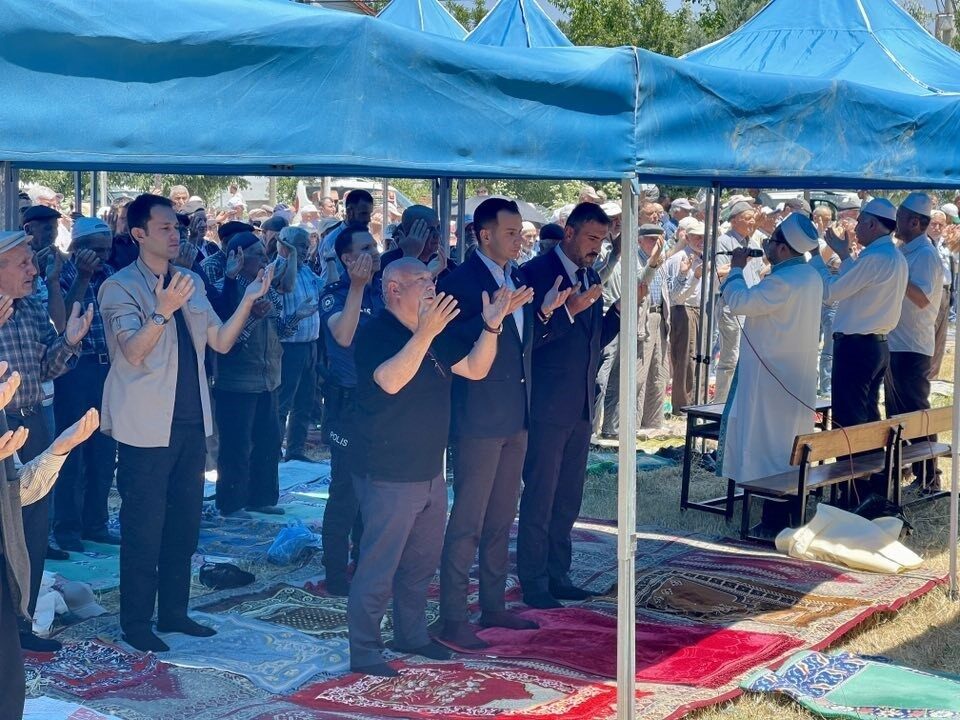 Afyonkarahisar’ın Sinanpaşa ilçesine bağlı Düzağaç beldesinde vatandaşların katılımıyla yağmur duası