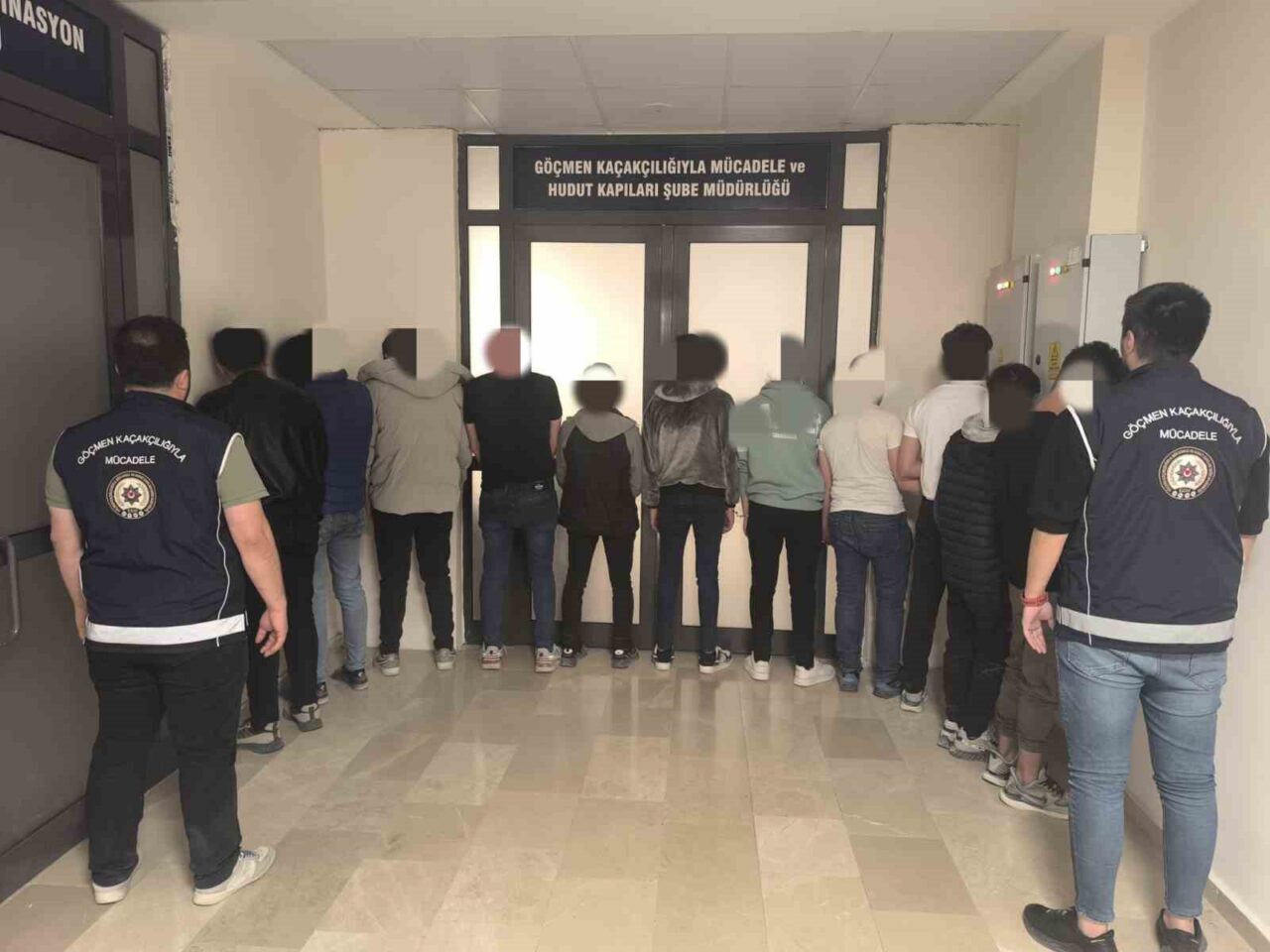 Afyonkarahisar’da polis tarafından iki farklı adrese yapılan baskında 9 düzensiz