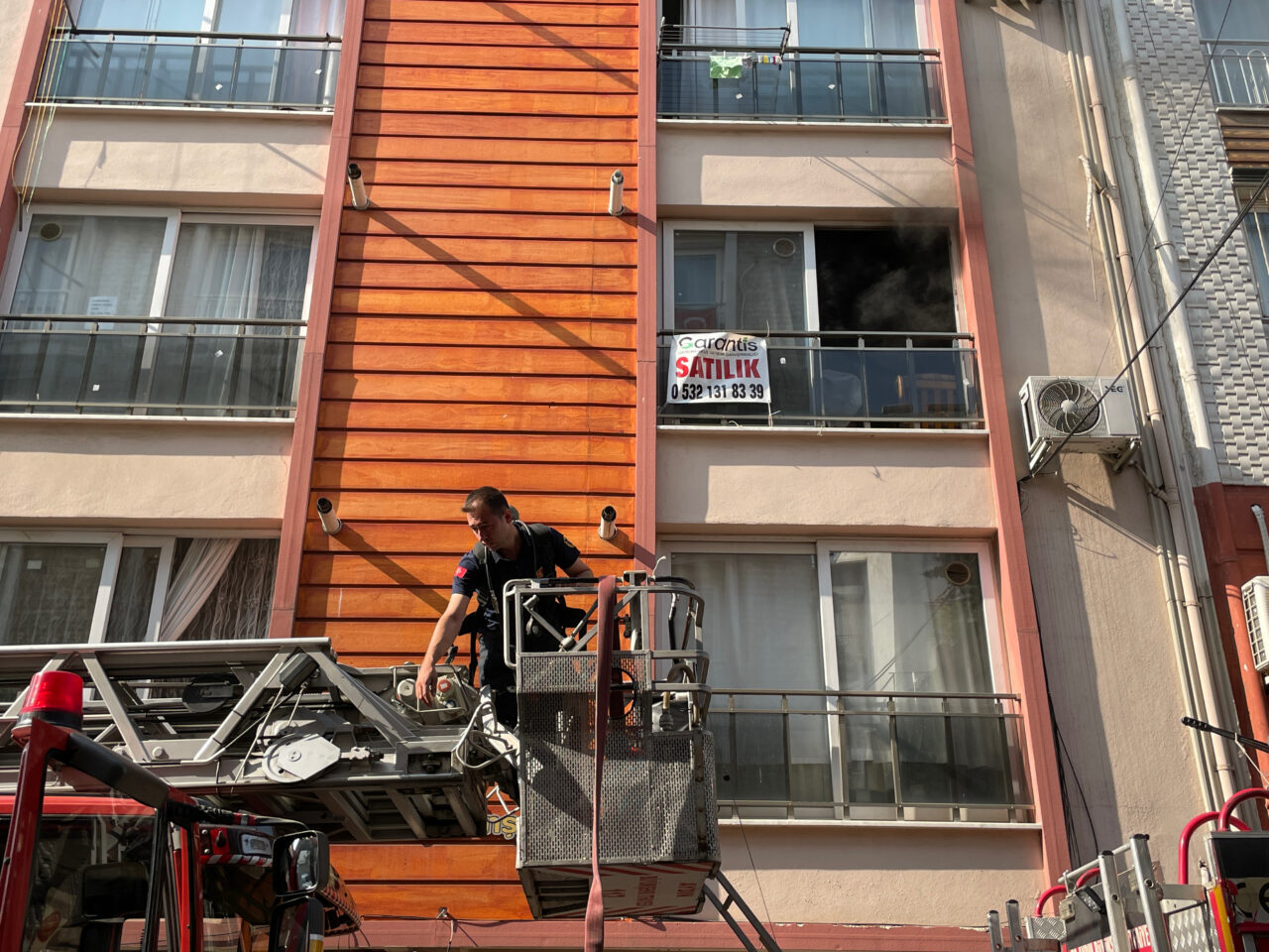 Aydın'ın Efeler ilçesinde bir evde çıkan yangın söndürüldü.