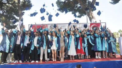  Ege Üniversitesi (EÜ) Ödemiş Meslek Yüksekokulu'ndan mezun olan 67 öğrenci