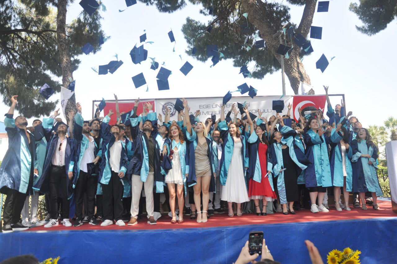  Ege Üniversitesi (EÜ) Ödemiş Meslek Yüksekokulu'ndan mezun olan 67 öğrenci