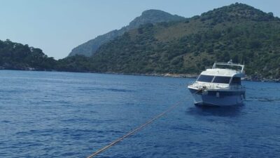 Muğla'nın Fethiye ilçesi açıklarında sürüklenen teknedeki 2 kişi ekiplerce kurtarıldı.