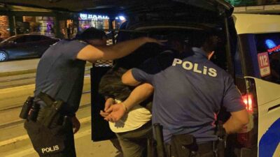Eskişehir’de elindeki satırla çevreye saldıran ve polis ekiplerinin müdahalesiyle yakalanan