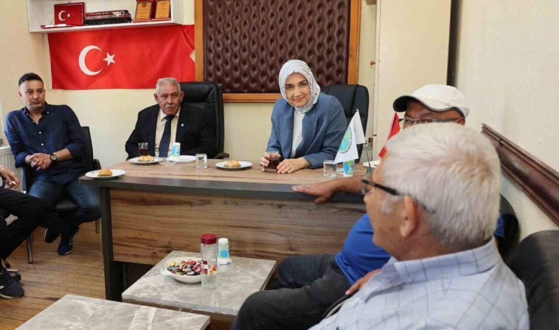 Afyonkarahisar’da emekli demiryolu işçileri Vali Doç. Dr. Kübra Güran Yiğitbaşı’na