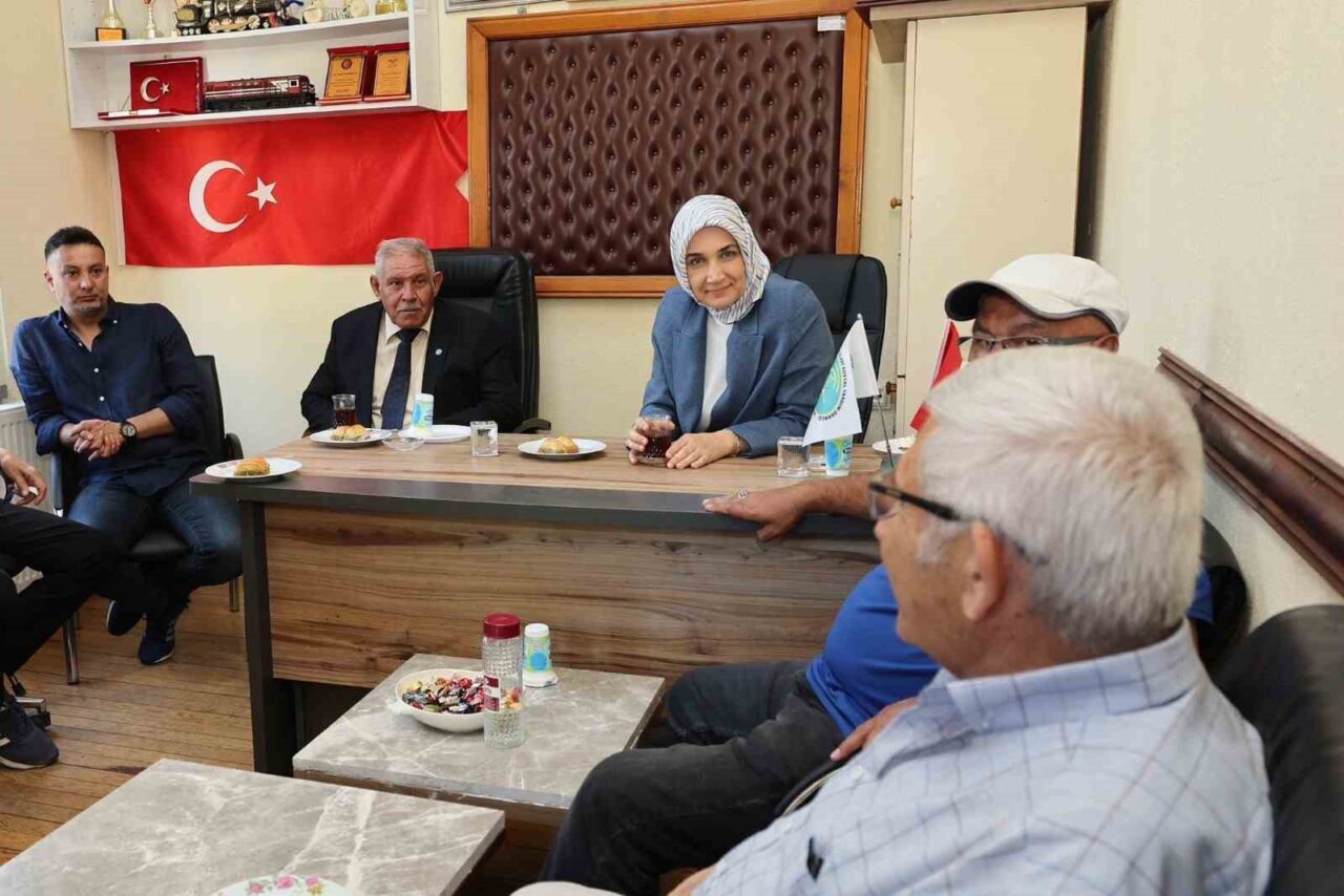 Afyonkarahisar’da emekli demiryolu işçileri Vali Doç. Dr. Kübra Güran Yiğitbaşı’na