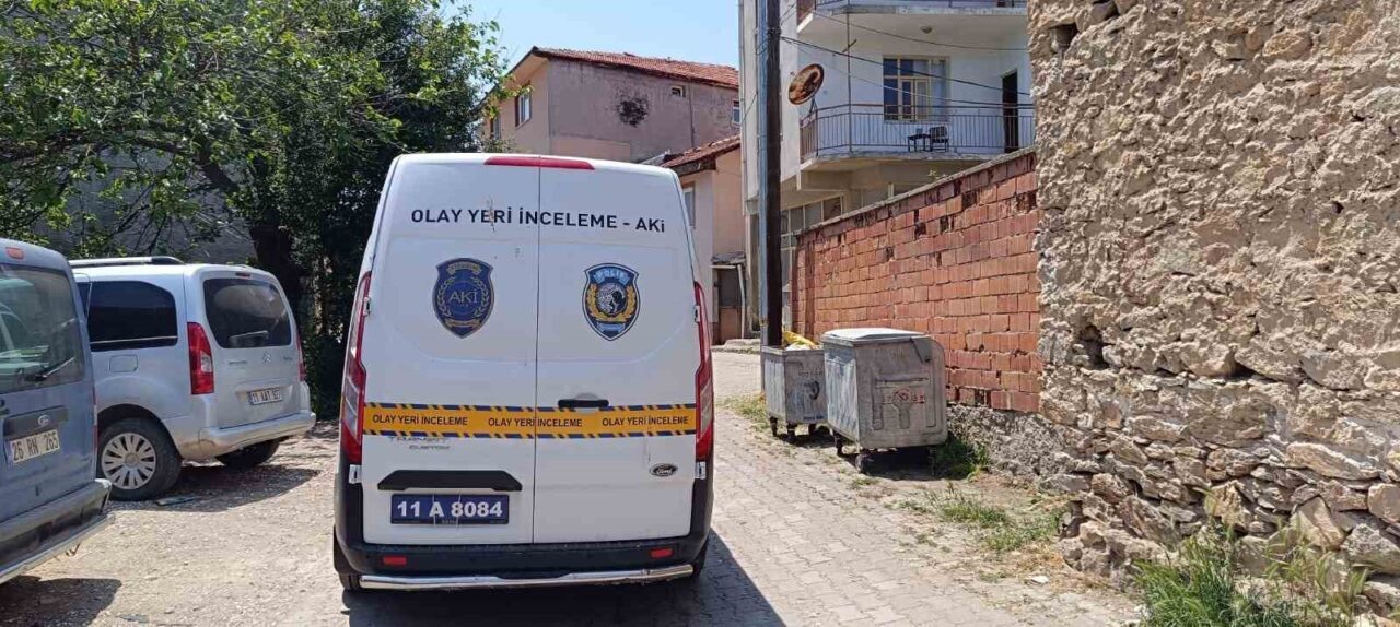 Bilecik’in Pazaryeri ilçesinde bir apartman dairesinin balkonundan düşen emekli öğretmen