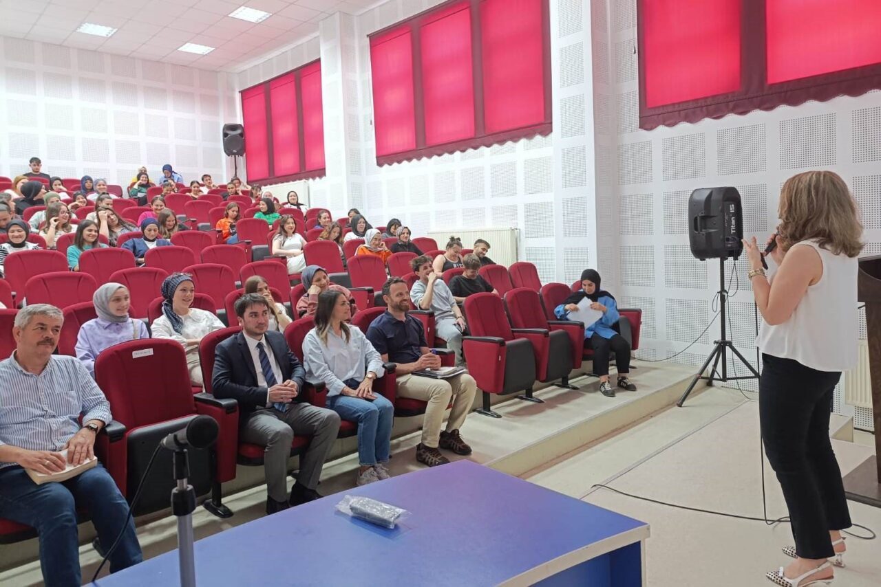 Kütahya Dumlupınar Üniversitesine bağlı Emet Meslek Yüksekokulunda “Madde Bağımlılığı” konulu