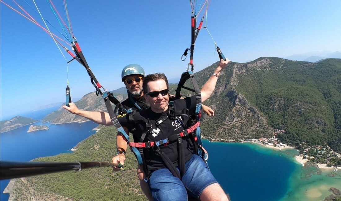 Görme engelli İngiliz turistin uçma hayali Muğla'nın Fethiye ilçesinde gerçekleşti.