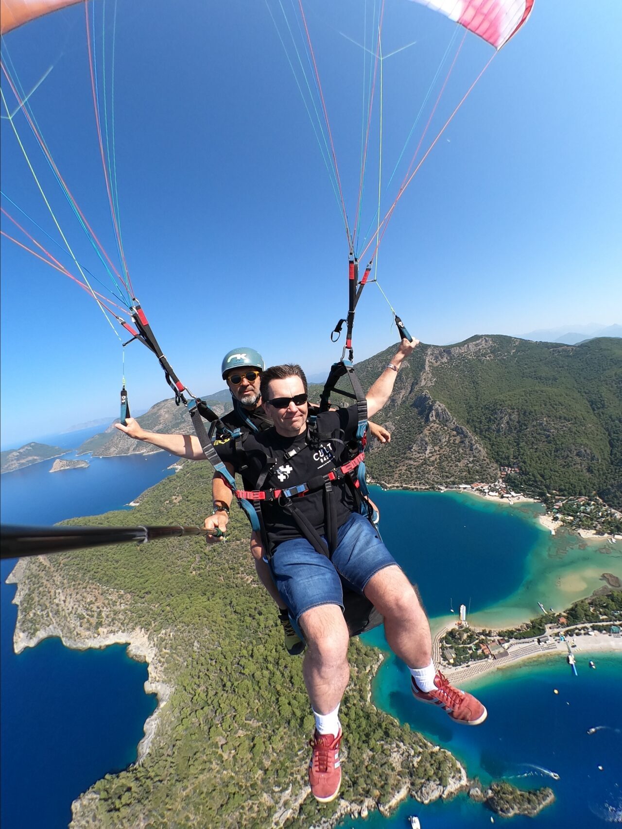 Görme engelli İngiliz turistin uçma hayali Muğla'nın Fethiye ilçesinde gerçekleşti.