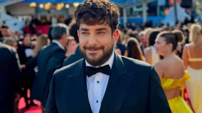 Oyuncu Enis Arıkan, yıllardır kullandığı protez saçlardan vazgeçti. Tatilde peruğunu