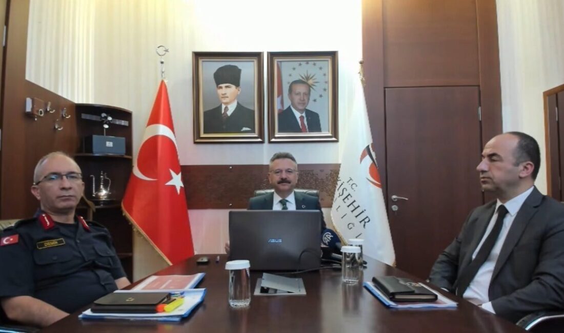 ’Mayıs Ayı Güvenlik Bilgilendirme Toplantısı’nda açıklamalarda bulunan Eskişehir Valisi Hüseyin