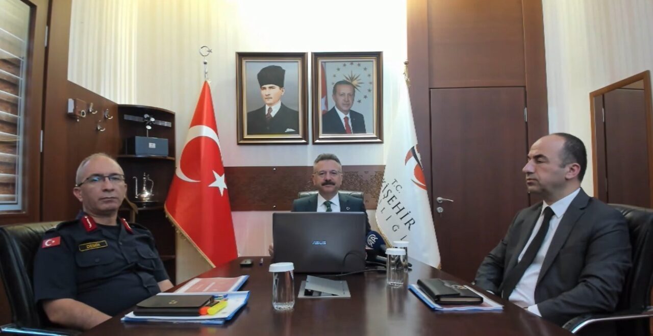 ’Mayıs Ayı Güvenlik Bilgilendirme Toplantısı’nda açıklamalarda bulunan Eskişehir Valisi Hüseyin