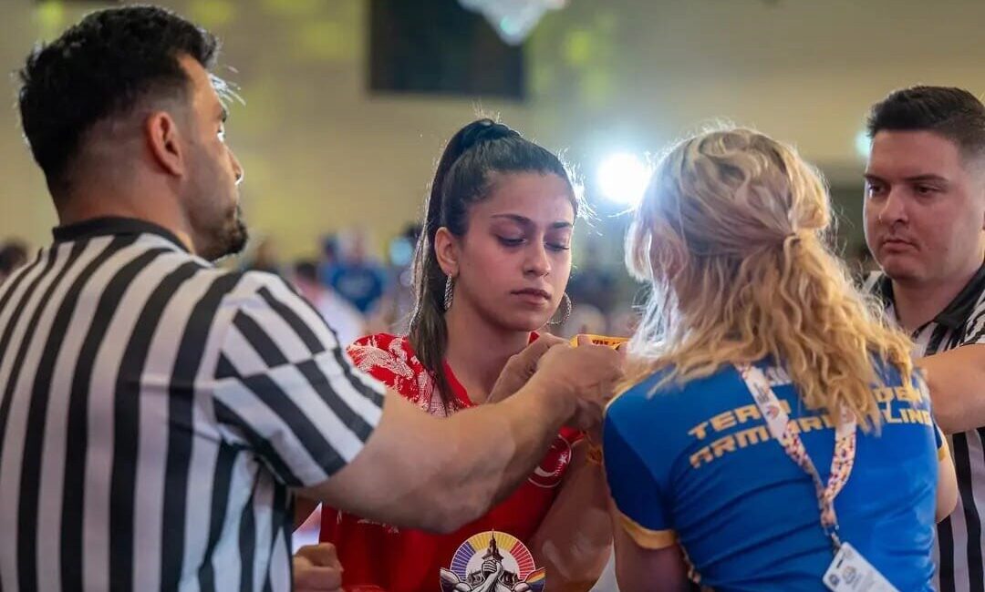 Eskişehir’de yaşayan sporcu Zeynep Yiğit, Bilek Güreşi Avrupa Şampiyonası’nda sağ
