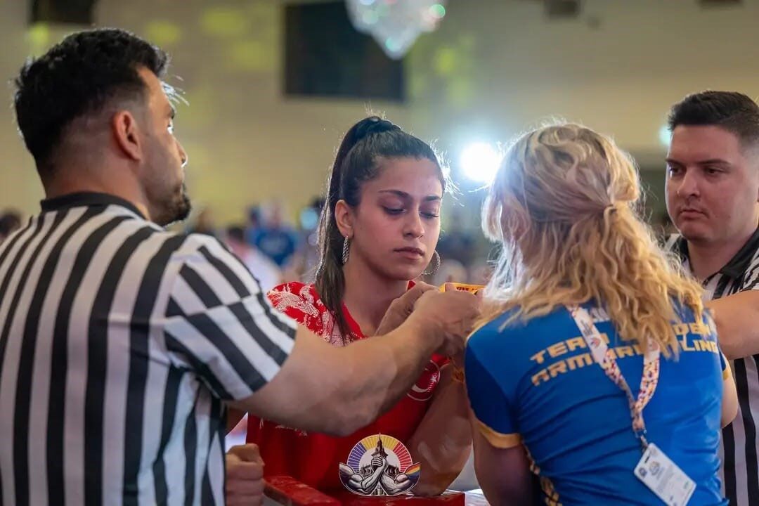 Eskişehir’de yaşayan sporcu Zeynep Yiğit, Bilek Güreşi Avrupa Şampiyonası’nda sağ