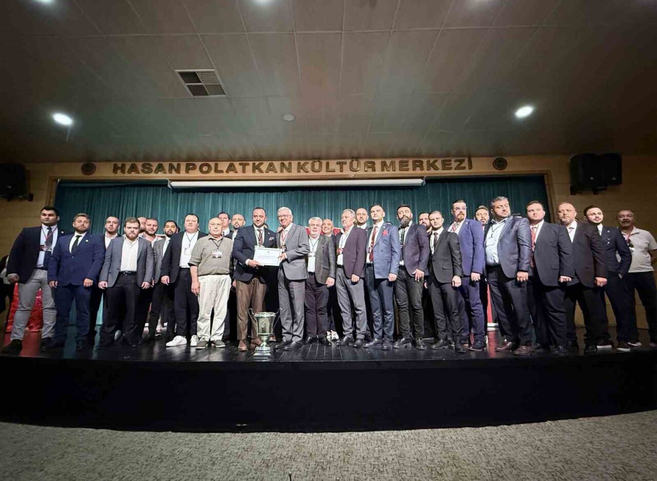 Eskişehirspor’da mevcut Başkan Ulaş Entok yeniden başkan seçildi. Ayrıca kulübün