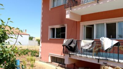 Uşak'ın Eşme ilçesinde bir evde çıkan yangında dumandan etkilenen aynı