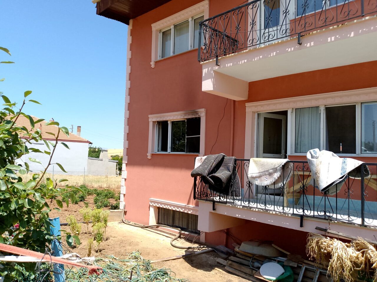 Uşak'ın Eşme ilçesinde bir evde çıkan yangında dumandan etkilenen aynı