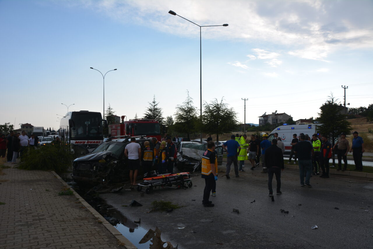 Uşak'ın Banaz ilçesinde otomobilin karşı şeride geçip çarptığı aracın sürücüsü