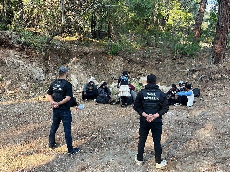 Muğla’nın Fethiye ilçesinde 10 düzensiz göçmen yakalandı. Sahil Güvenlik Komutanlığının