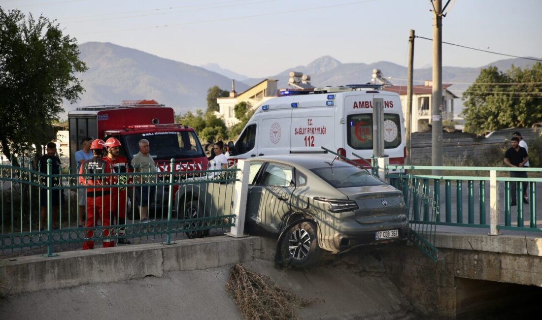  Muğla'nın Fethiye ilçesinde iki otomobilin çarpışması sonucu 3 kişi yaralandı.